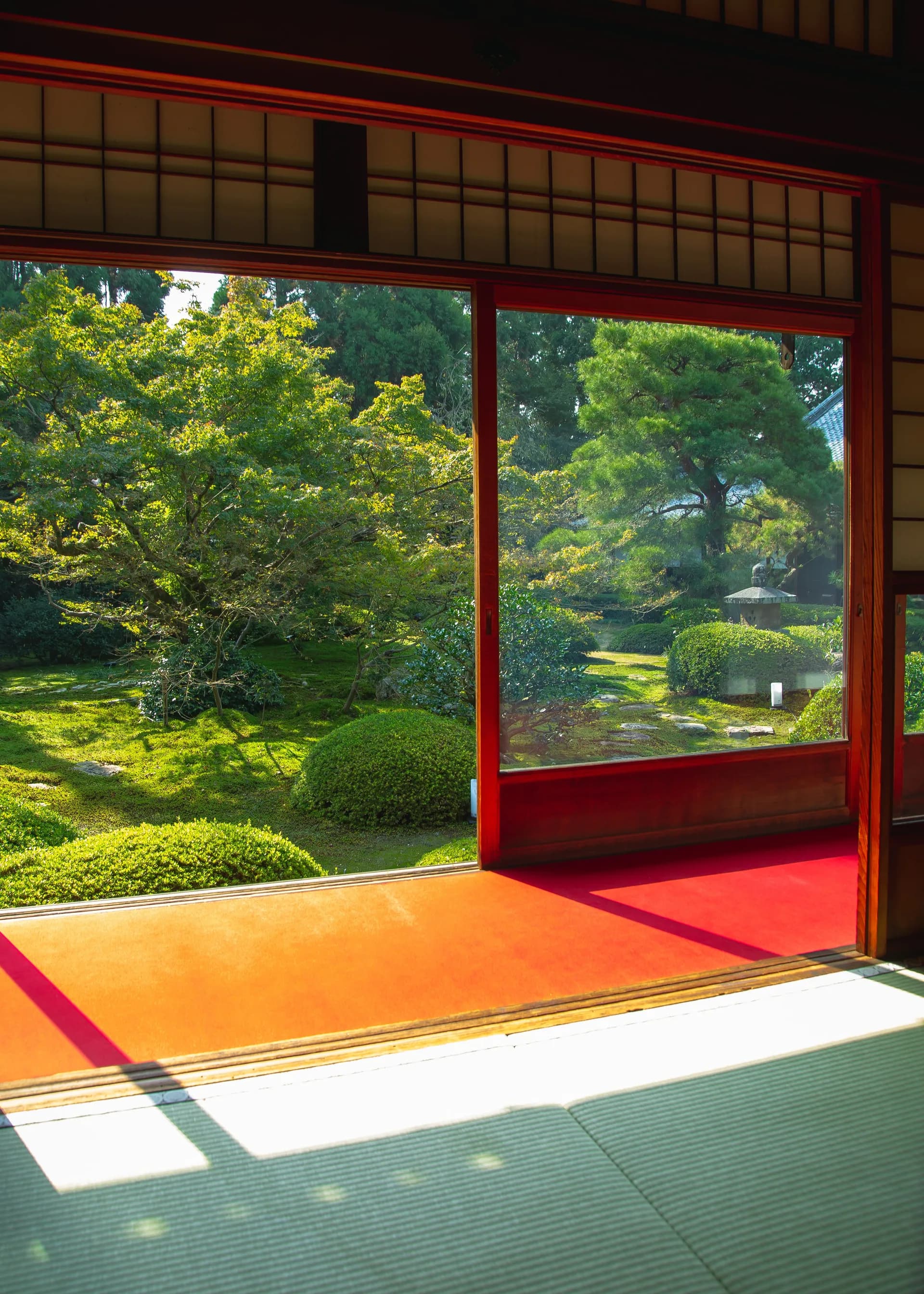 BookNoFees parauga attēls: Japāņu telpa ar tatami paklājiem un plašu skatu uz zaļu dārzu