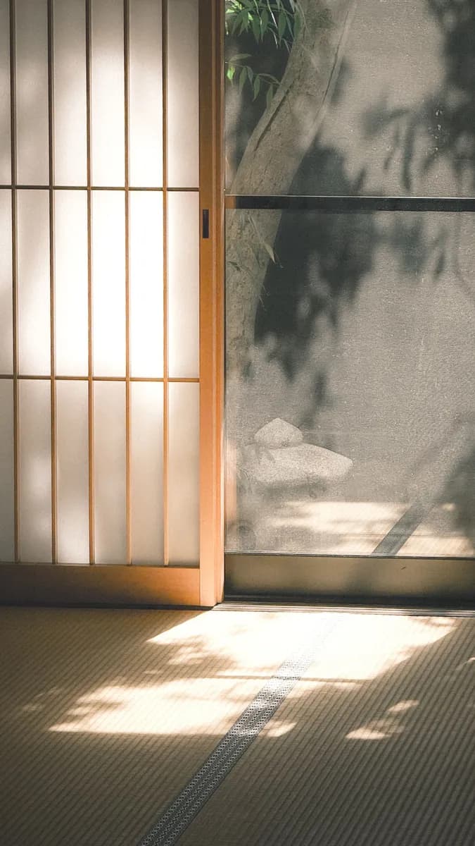 BookNoFees parauga attēls: tatami paklāji un bīdāmās sienas siltā saules gaismā