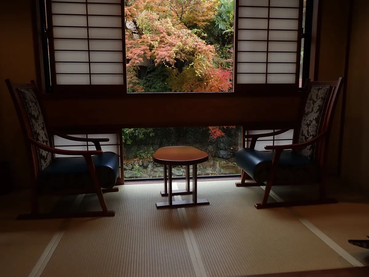 BookNoFees parauga attēls: Tatami telpa ar zemām sēdvietām un skatu uz dārzu