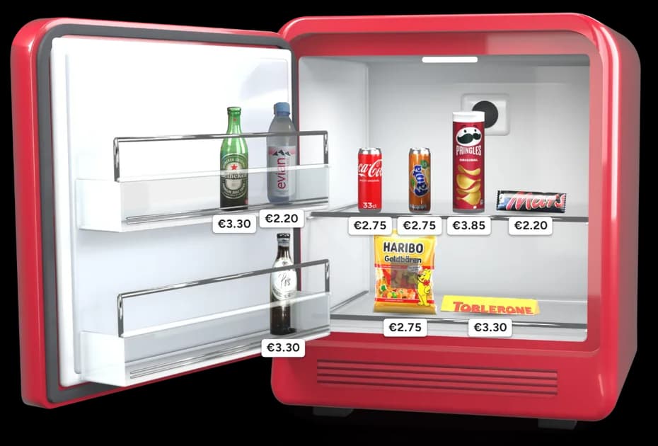„BookNoFees“ minibārs, kā to redz jūsu viesi: atvērts, ar dzērieniem, uzkodām un cenu pie katra produkta