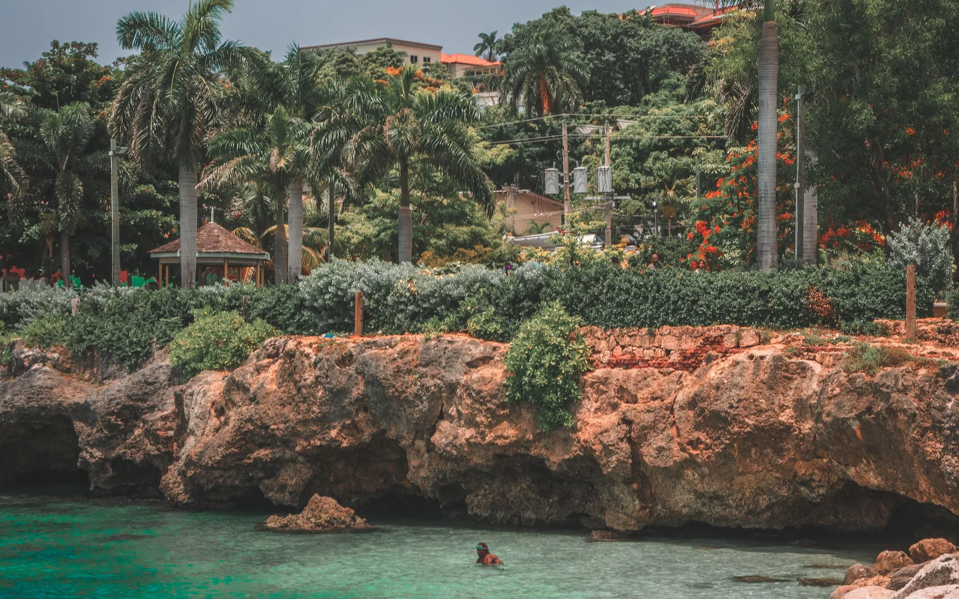 Montego Bay ar palmām un tirkīza krāsas ūdeni