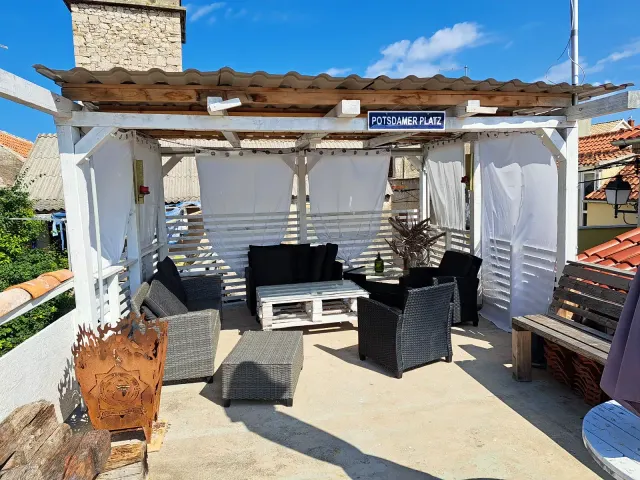 BookNoFees: Klusa brīvdienu dzīvoklis ar balkonu un grilu – Krapanj