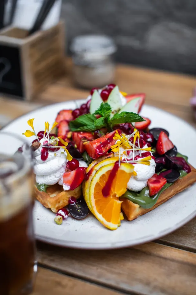 BookNoFees: Kafejnīca – Blueberry Brunch – Budapest – Melleņu vēlās brokastis, foto 3