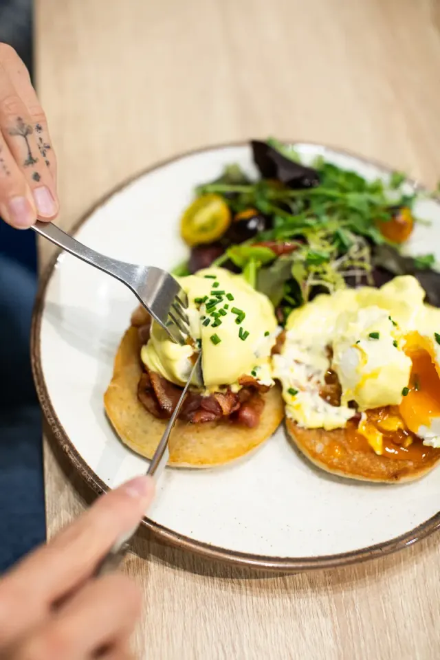 BookNoFees: Kafejnīca – Blueberry Brunch – Budapest – Melleņu vēlās brokastis, foto 2