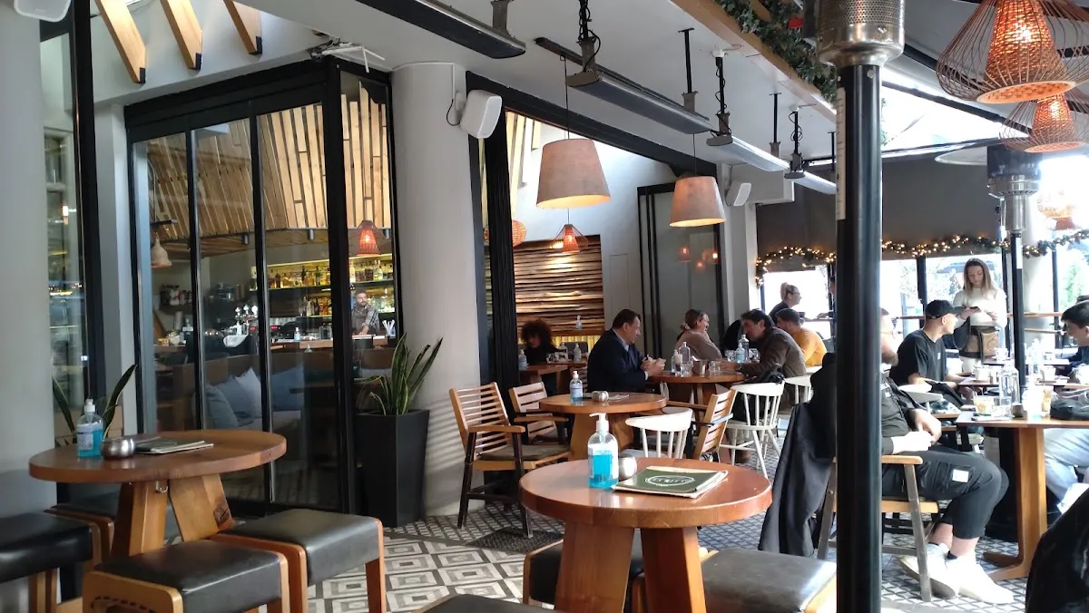 BookNoFees: Kafejnīca – Butler – Athens – Butler, foto 1