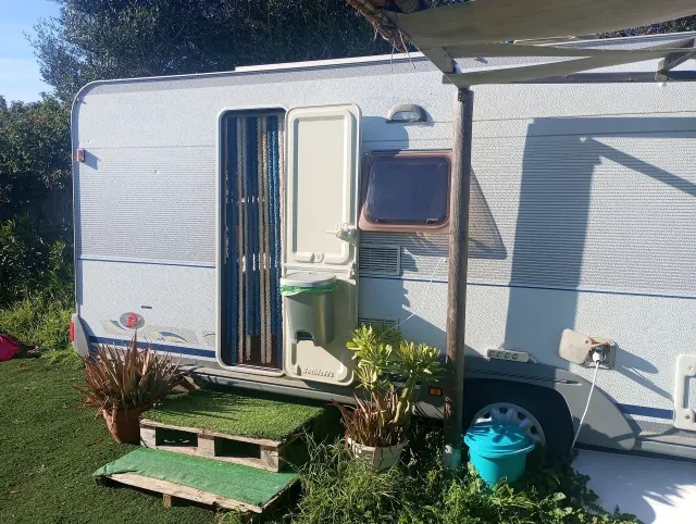 BookNoFees: Restaurēta vintage dzīvojamā piekabe ar verandu un dārzu – El Palmar De Vejer