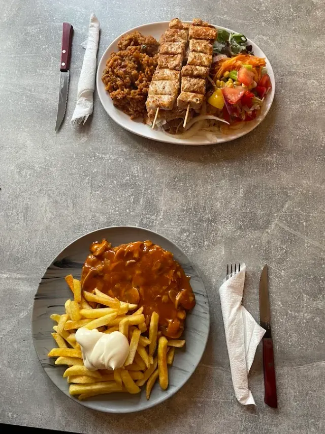 BookNoFees: Uzkodu bārs – Hüttengrill – Geseke – Grils pie mājiņas, foto 2