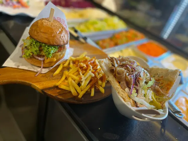 BookNoFees: Uzkodu bārs – Pivaz Döner Pizza – Arnsberg-Neheim – Pivaz Döner pica, foto 2