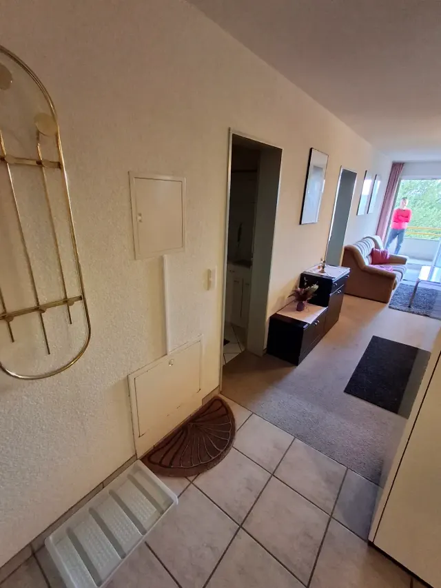 BookNoFees: brīvdienu māja, Gailingen, Bādena-Virtemberga, Vācija – Priekšnams ar flīzētu grīdu, spoguli un skatu uz dzīvojamo istabu ar balkonu