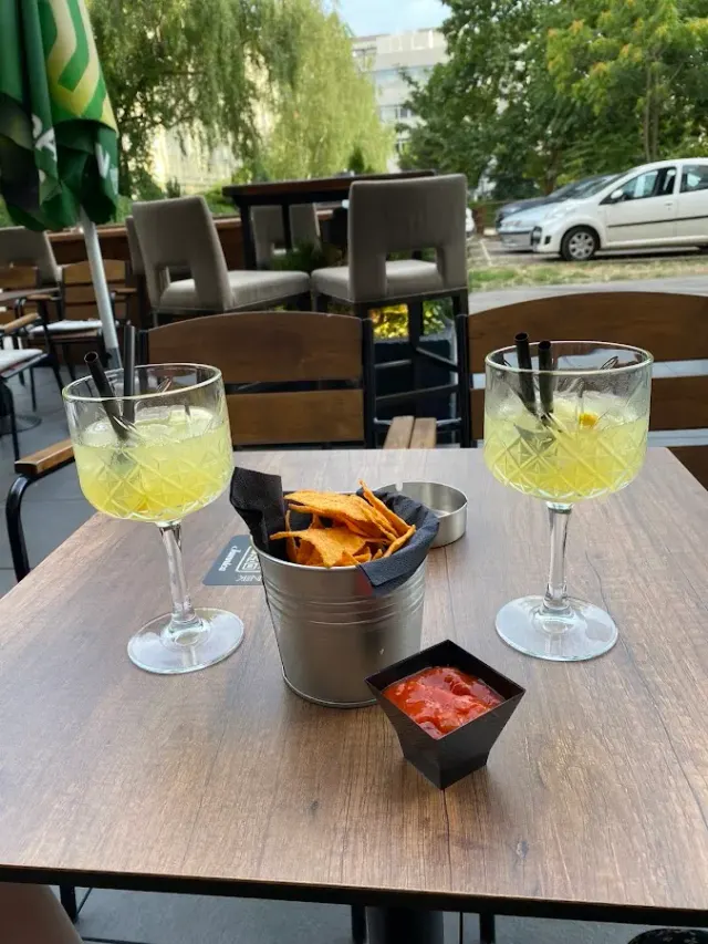 BookNoFees: Kafejnīca – Brown bar – Zagreb – Brūna josla, foto 2