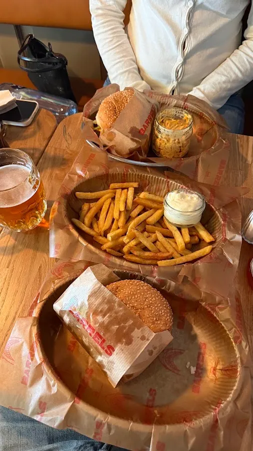 BookNoFees: Uzkodu bārs – Barrels Burgers & Beer – Stockholm – „Barrels Burgers & Beer“, foto 2