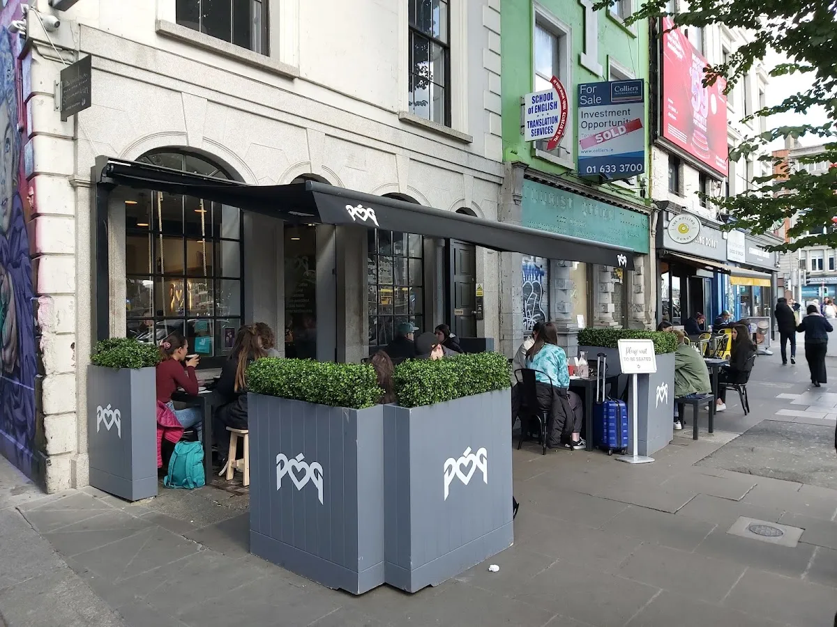 BookNoFees: Kafejnīca – Póg – Dublin – Skūpsts, foto 1
