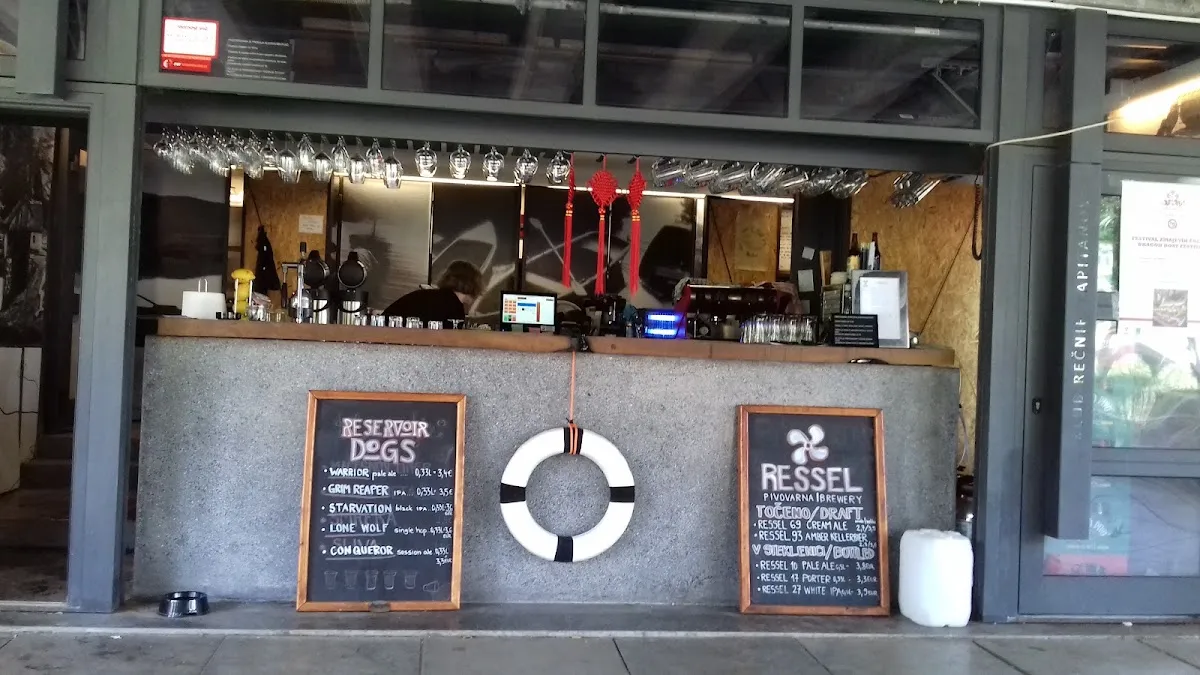BookNoFees: Kafejnīca – Klub rečnih kapitanov – Ljubljana – Upju kapteiņu klubs, foto 1