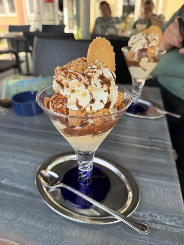 BookNoFees: Restorāns – Eiscafé San Remo – Altena – Kafejnīca „Eiscafé San Remo”, foto 3
