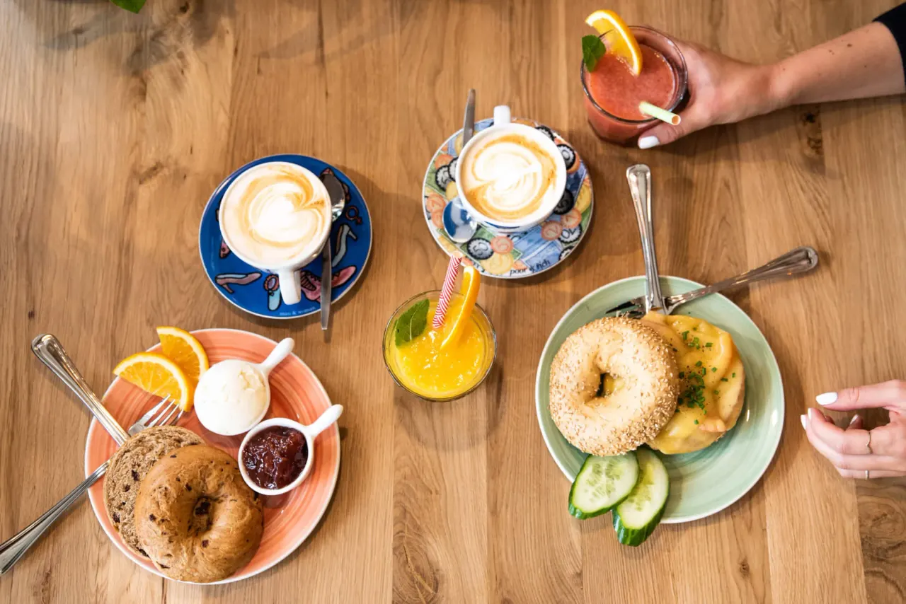 BookNoFees: Kafejnīca – Bagels & Beans – Amsterdam – Beigeles un pupiņas, foto 1