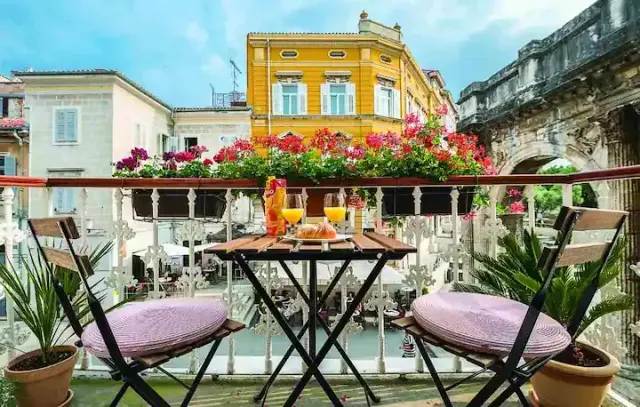 BookNoFees: Porta Aurea! Romantisks balkons ar brīnišķīgu skatu – Pula