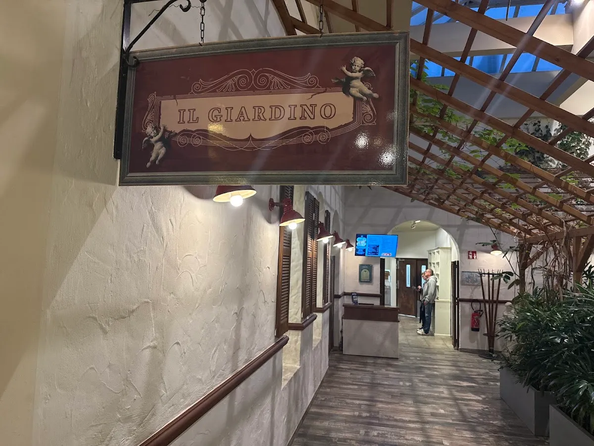 BookNoFees: Restorāns – Il Giardino – Medebach – Dārzs, foto 1