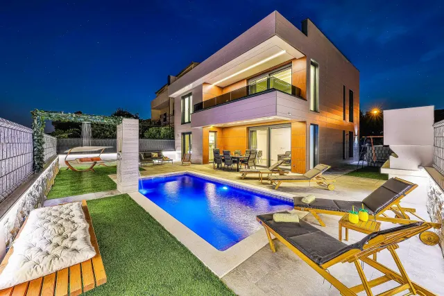 BookNoFees: Mūsdienīga villa ar baseinu un plašu terasi – Kastel Stafilic