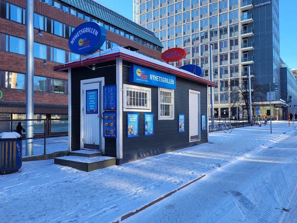 BookNoFees: Uzkodu bārs – Nyhetsgrillen – Stockholm – Ziņu grils, foto 1