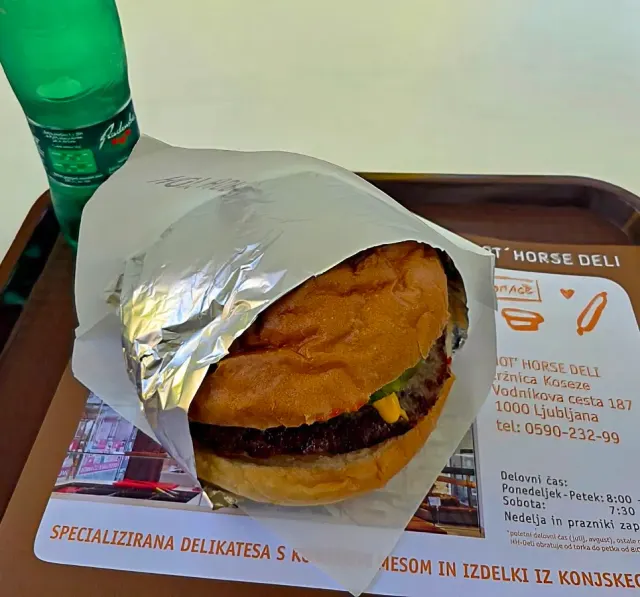 BookNoFees: Uzkodu bārs – Hot Horse Tivoli – Ljubljana – Hot Horse Tivoli, foto 2