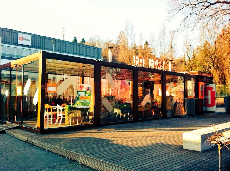 BookNoFees: Uzkodu bārs – Hot Horse Tivoli – Ljubljana – Hot Horse Tivoli, foto 1