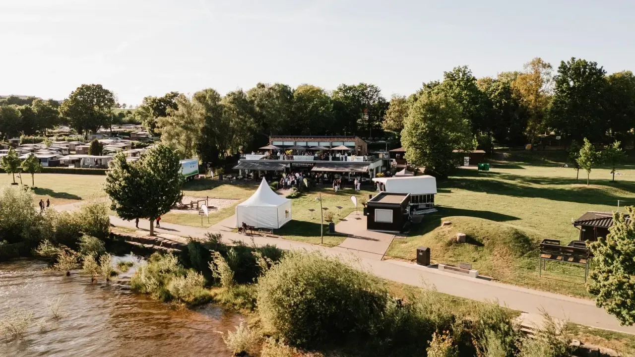 BookNoFees: Restorāns – Pfeffermühle am See – Möhnesee-Körbecke – Piparu dzirnaviņas pie ezera, foto 1