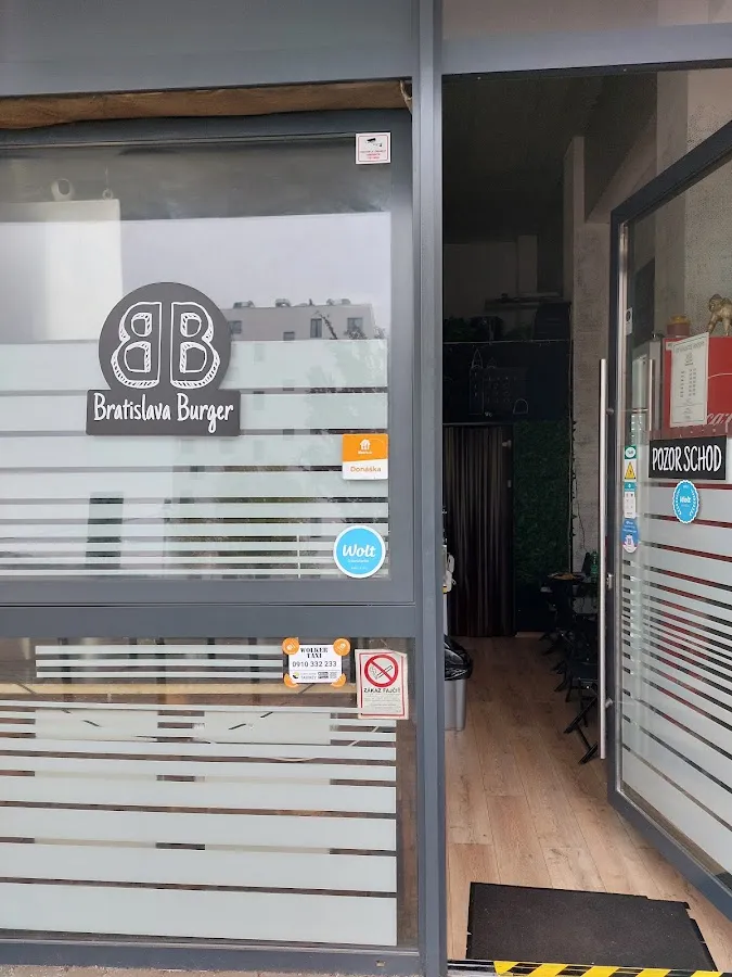 BookNoFees: Uzkodu bārs – Bratislava Burger – Bratislava – Bratislavas burgers, foto 1