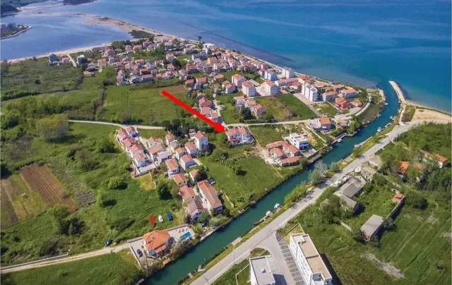 BookNoFees: Mierīgs vienistabas dzīvoklis ar nojumētu ieeju un vīnogulāju – Nin