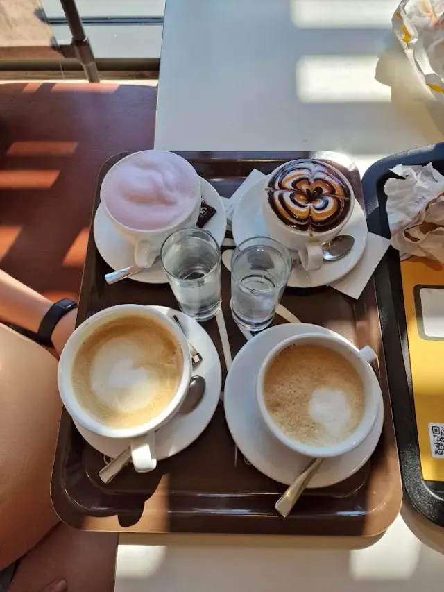BookNoFees: Uzkodu bārs – McDonald's – Zagreb – „McDonald's“, foto 2