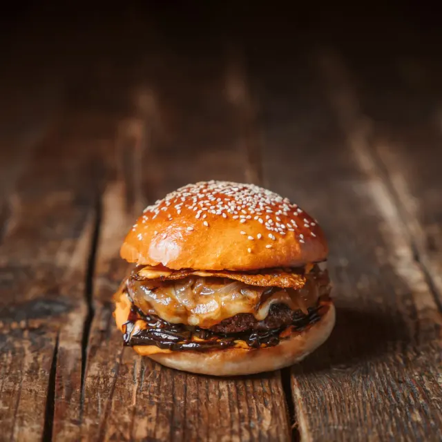 BookNoFees: Uzkodu bārs – Bamba Marha Burger Bar – Budapest – „Bamba Marha“ burgeru bārs, foto 2