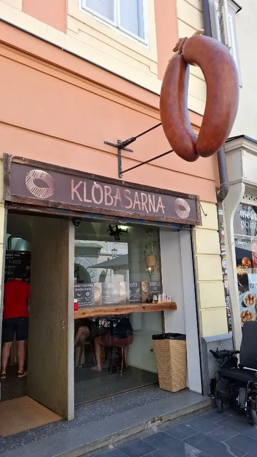 BookNoFees: Uzkodu bārs – Klobasarna – Ljubljana – Desa veikals, foto 1