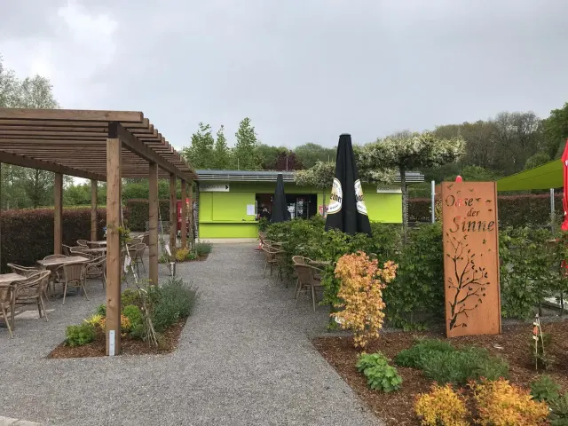 BookNoFees: Uzkodu bārs – Flora — Essbar im Park – Hemer – Flora — Ēdamais parkā, foto 2