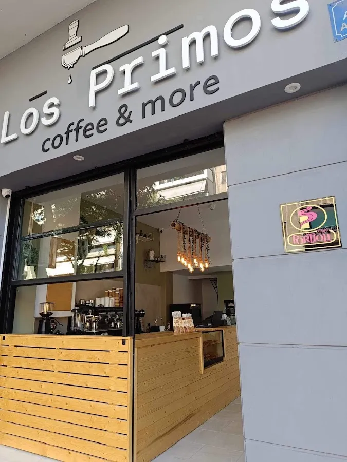 BookNoFees: Kafejnīca – Los Primos – Athens – Brālēni, foto 1