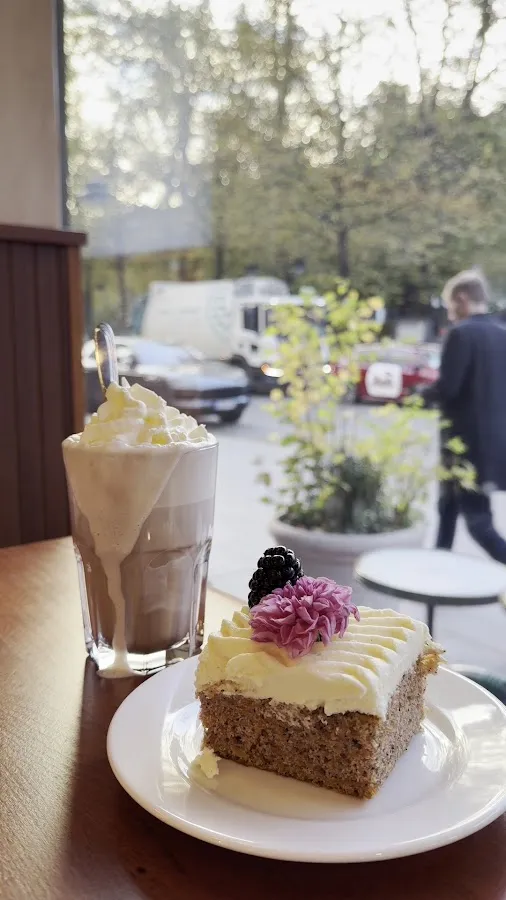 BookNoFees: Kafejnīca – Cafe Esplanad – Helsinki – Kafejnīca „Esplanad“, foto 3