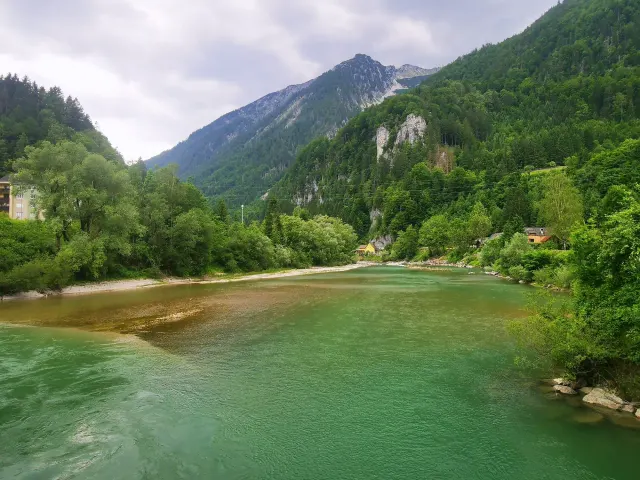 BookNoFees: brīvdienu māja, Hieflau, Štīrija, Austrija – Skats uz upi ar mežainiem kalniem un dzeltenu māju krastā