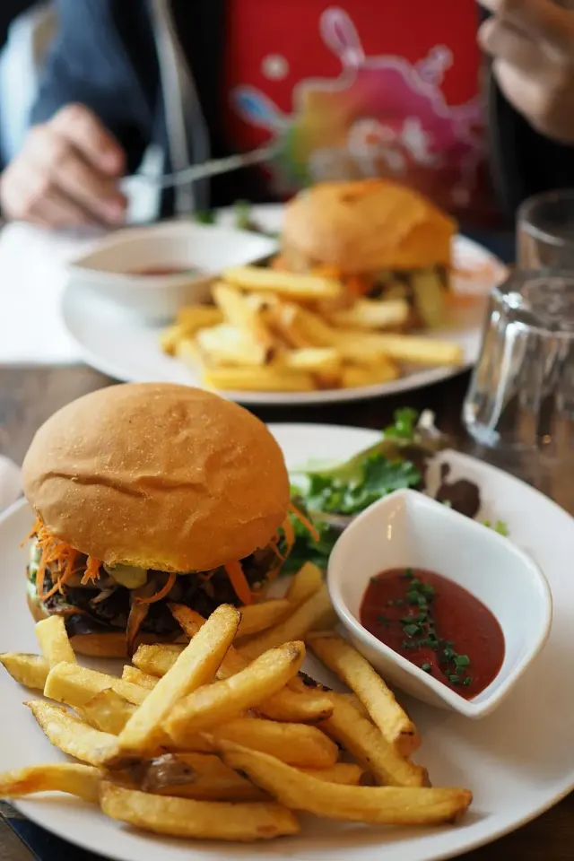 BookNoFees: Uzkodu bārs – Testa Rossa Pizzeria & Dönerhaus – Meschede – „Testa Rossa“ picērija un döneru restorāns, foto 3