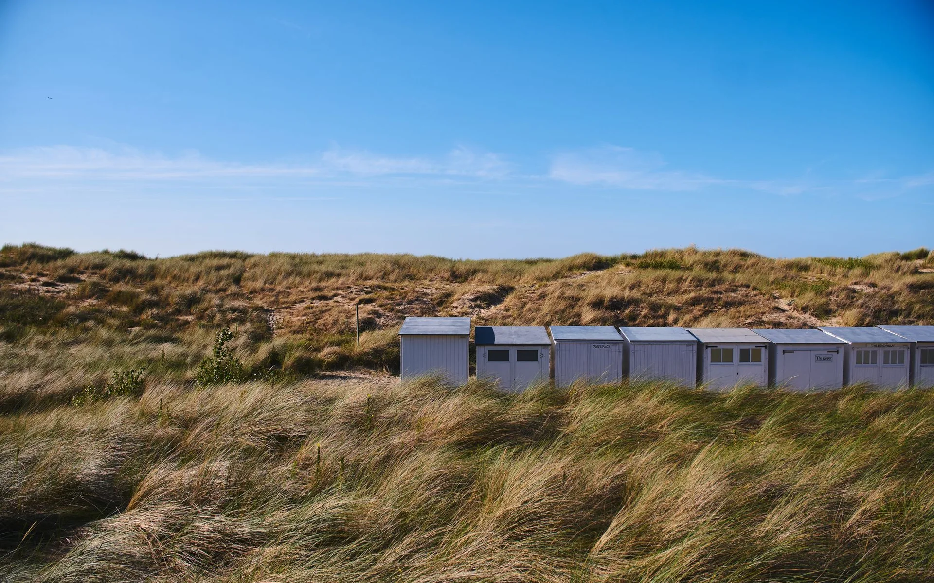 Pludmales mājas starp kāpām Knokke-Heistā