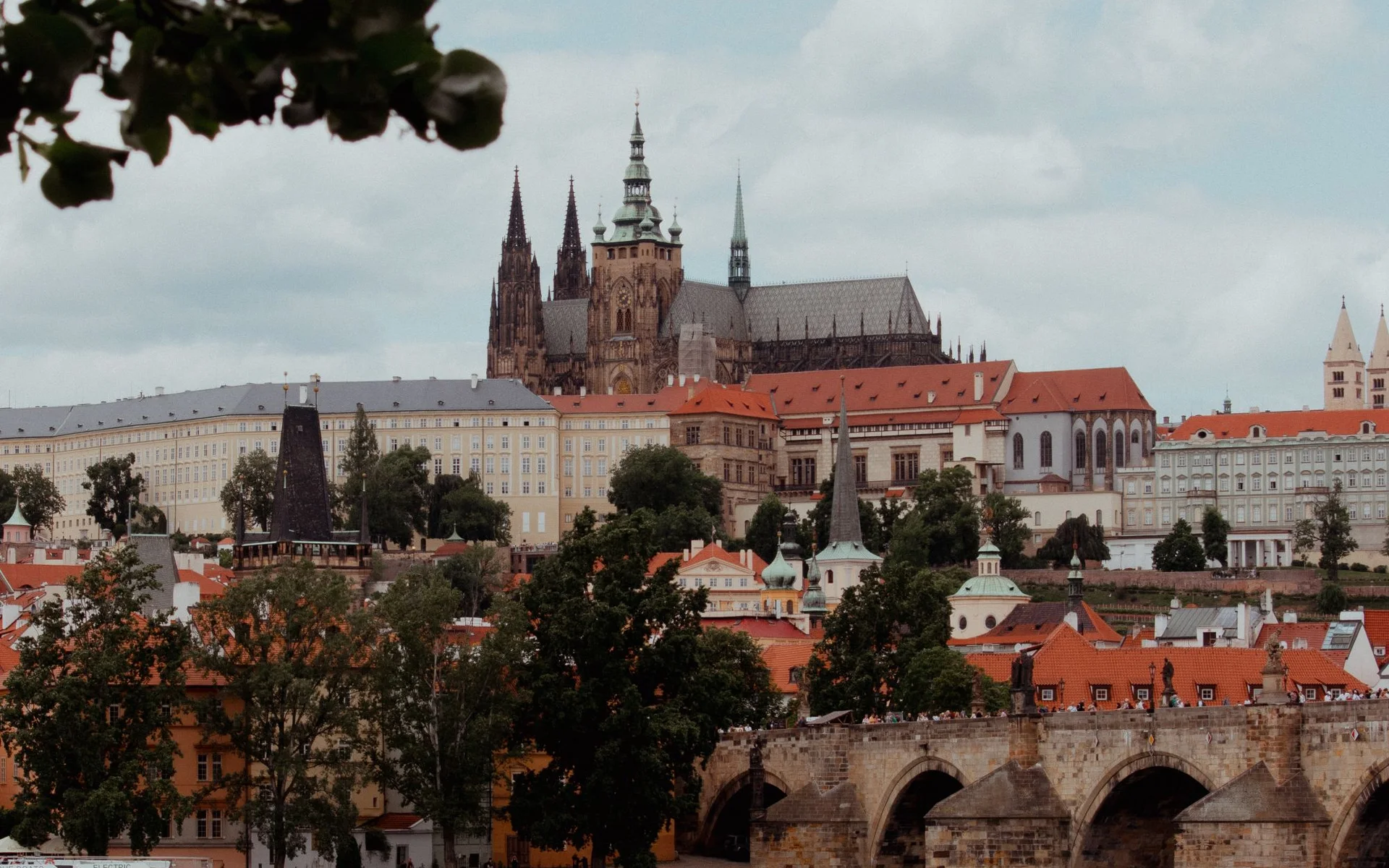 Prāgas pils un Kārļa tilts pār Moldavas upi