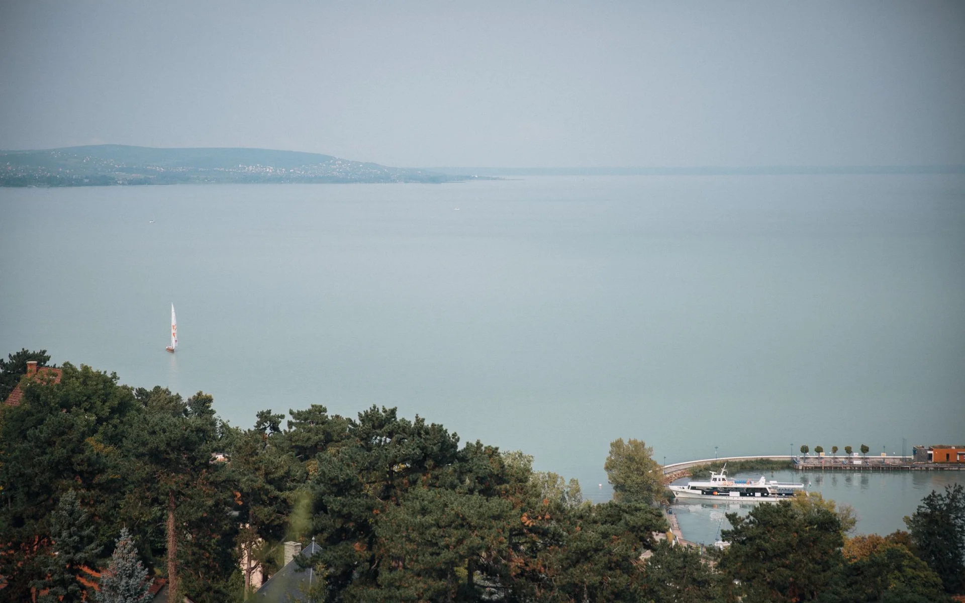 Skats no Tihany pāri Balatona ezeram