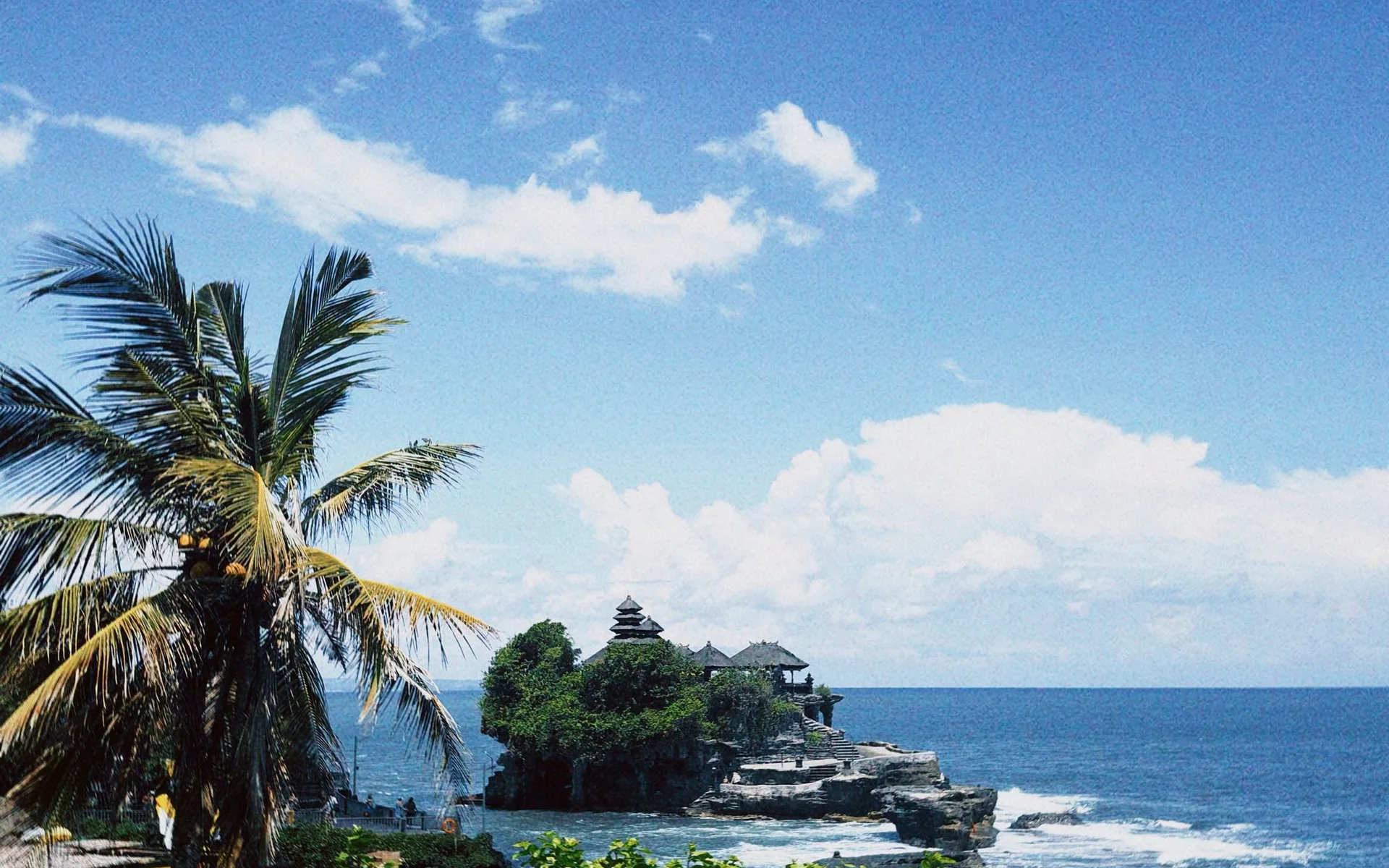 Tanah-Lot templis pie Bali krasta