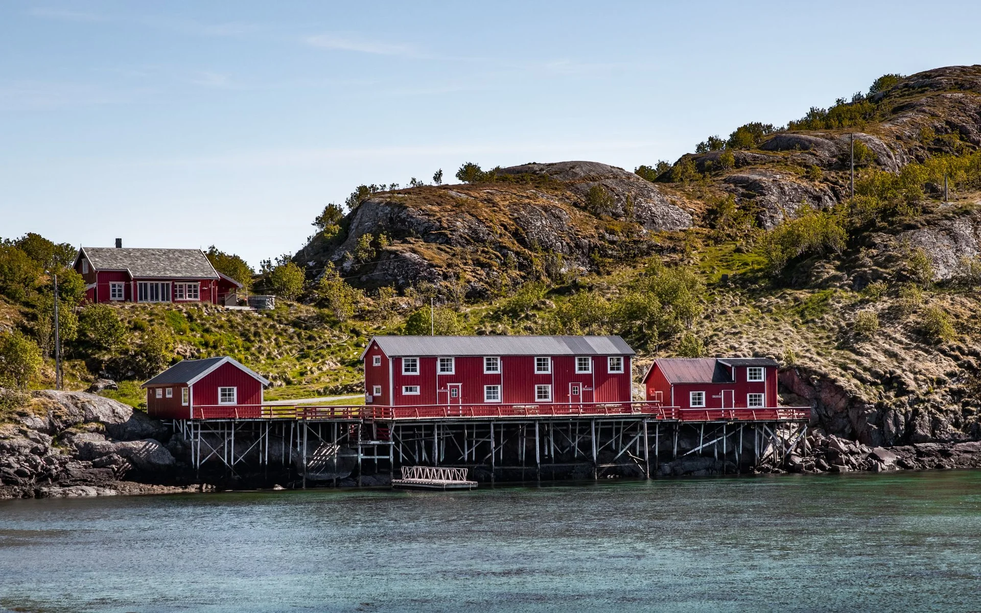 Sarkanās mājas pie ūdens Nordlandā, Norvēģijā