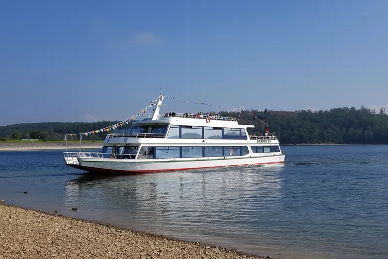 Pasažieru laiva „MS Sorpesee” uz ezera netālu no Sundernas, ar mežu pretējā krastā