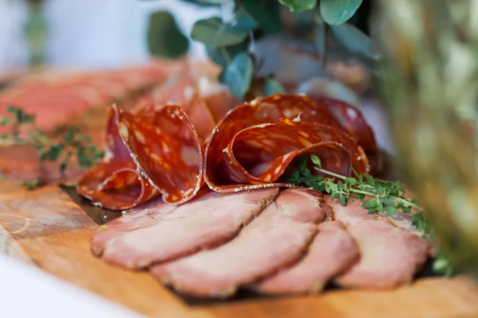 BookNoFees: Piemēra fotoattēls: Gaļas izstrādājumu plate