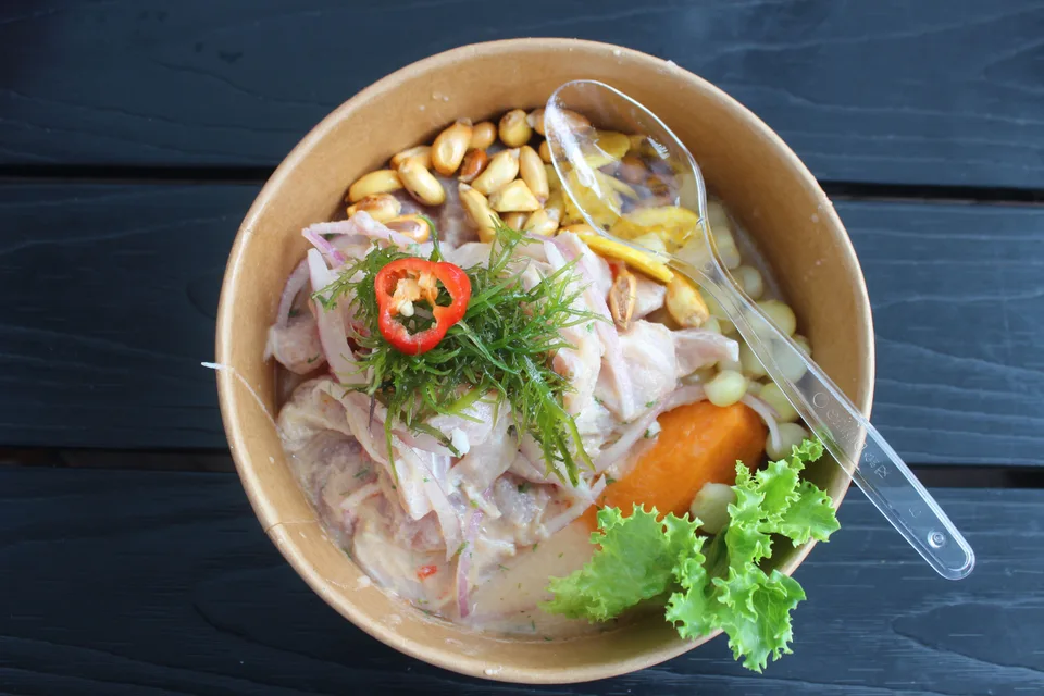BookNoFees: Piemēra fotoattēls: Zivju ceviche ar sīpoliem un kukurūzu