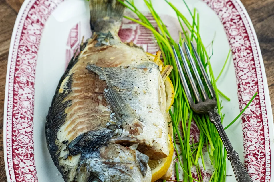 Piemēra fotoattēls: Grilēta zivs ar citronu