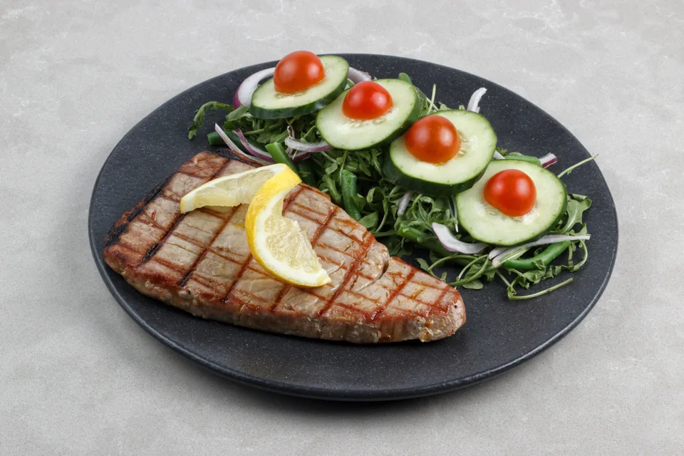BookNoFees: Piemēra fotoattēls: Grilēta tunzivs steika ar salātiem un citronu