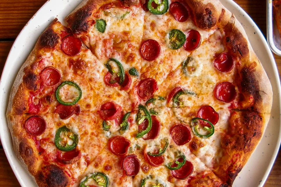 BookNoFees: Piemēra fotoattēls: Pica ar pepperoni un zaļajiem pipariem
