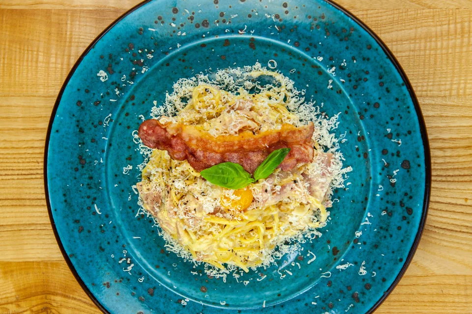 BookNoFees: Piemēra fotoattēls: Spageti carbonara uz zila šķīvja