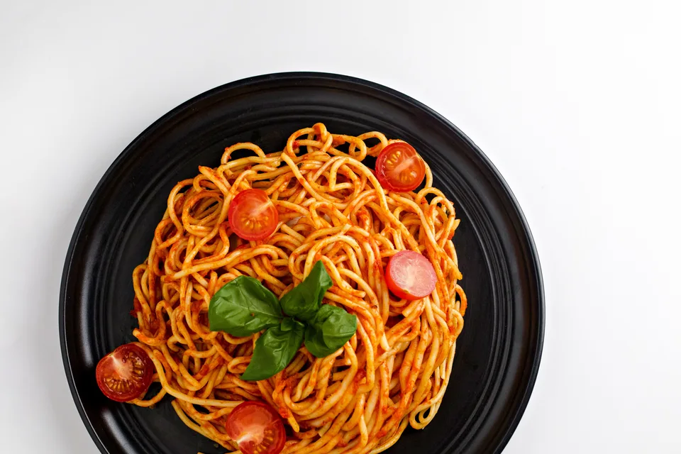 Piemēra fotoattēls: Spageti ar tomātu mērci un baziliku